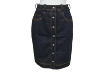 Load image into Gallery viewer, 極美品 CHANEL シャネル デニム スカート E97 ネイビー P07739V05664 ココマーク ボタン ロゴ ヴィンテージ サイズ34 中古 63509