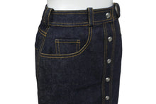 Load image into Gallery viewer, 極美品 CHANEL シャネル デニム スカート E97 ネイビー P07739V05664 ココマーク ボタン ロゴ ヴィンテージ サイズ34 中古 63509
