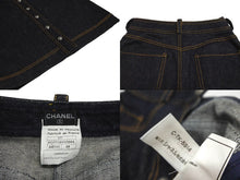 Load image into Gallery viewer, 極美品 CHANEL シャネル デニム スカート E97 ネイビー P07739V05664 ココマーク ボタン ロゴ ヴィンテージ サイズ34 中古 63509