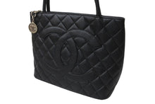 Load image into Gallery viewer, CHANEL シャネル ハンドバッグ 復刻トート キャビアスキン マトラッセ ココマーク 6番台 シルバー金具 美品 中古 63521
