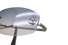 Load image into Gallery viewer, 極美品 CHANEL シャネル リムレスサングラス ココマーク 4002 c.124/55 ブルー シルバー金具 サイズ57▫︎19 130 中古 63534