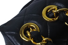 Load image into Gallery viewer, 極美品 CHANEL シャネル 中マトラッセ チェーン 30cm デカココマーク ショルダーバッグ 4番台 ラムスキン ゴールド金具 ロゴ 中古 63547