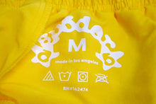 Load image into Gallery viewer, 極美品 Sp5der スパイダー ダブルレイヤード プリント ショートパンツ イエロー ナイロン クモ 蜘蛛 ナイロン サイズM 中古 63576