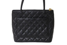 Load image into Gallery viewer, 極美品 CHANEL シャネル ハンドバッグ 復刻トート キャビアスキン マトラッセ ココマーク 6番台 ゴールド金具 中古 63628