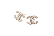 Load image into Gallery viewer, CHANEL シャネル ピアス ココマーク E16V ラインストーン パール ゴールドカラー メタル アクセサリー 美品 中古 63708