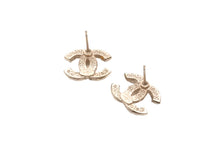 Load image into Gallery viewer, CHANEL シャネル ピアス ココマーク E16V ラインストーン パール ゴールドカラー メタル アクセサリー 美品 中古 63708