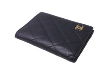 Load image into Gallery viewer, CHANEL シャネル マトラッセ キャビアスキン カードケース パスケース ネイビー 28番台 ゴールド金具 美品 中古 63780