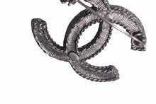 Load image into Gallery viewer, CHANEL シャネル ブローチ A14B レディース ココマーク ココ アクセサリー 2014年 ブラック シルバー 美品 中古 63819