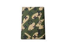 Load image into Gallery viewer, 極美品 LOUIS VUITTON ルイヴィトン クーヴェルテュール パスポール 村上隆 パスポートケース M58027 カモ 中古 63838