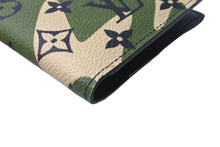 Load image into Gallery viewer, 極美品 LOUIS VUITTON ルイヴィトン クーヴェルテュール パスポール 村上隆 パスポートケース M58027 カモ 中古 63838