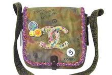 Load image into Gallery viewer, 極美品 CHANEL シャネル ショルダーバッグ ココマーク エンブロイダリー グラフィティ 20番台 カーキ シルバー金具 中古 63889