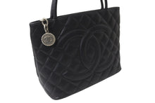 Load image into Gallery viewer, 極美品 CHANEL シャネル ハンドバッグ 復刻トート キャビアスキン マトラッセ ココマーク 9番台 シルバー金具 中古 63892