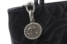 Load image into Gallery viewer, 極美品 CHANEL シャネル ハンドバッグ 復刻トート キャビアスキン マトラッセ ココマーク 9番台 シルバー金具 中古 63892