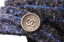 Load image into Gallery viewer, 新品同様 CHANEL シャネル ココボタン キャスケット キャップ 帽子 ツイード ブルー ブラック シルバー金具 サイズM 中古 63907