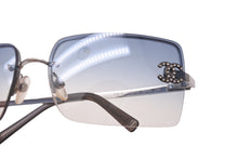 Load image into Gallery viewer, CHANEL シャネル ココマーク メタル ラインストーン サングラス 62◻︎15 4092-B ブルー シルバー 美品 中古 63942