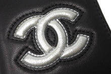 Load image into Gallery viewer, CHANEL シャネル ココマーク パスケース 22番台 二つ折り レザー ブラック シルバー 美品 中古 64034