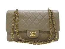 Load image into Gallery viewer, CHANEL シャネル マトラッセ 25cm Wフラップ チェーンショルダーバッグ 4番台 ラムスキン ベージュ ゴールド金具 美品 中古 4c063447