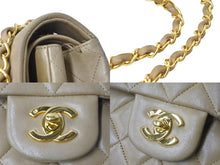 Load image into Gallery viewer, CHANEL シャネル マトラッセ 25cm Wフラップ チェーンショルダーバッグ 4番台 ラムスキン ベージュ ゴールド金具 美品 中古 64062