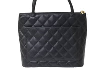 Load image into Gallery viewer, 極美品 CHANEL シャネル ハンドバッグ 復刻トート キャビアスキン マトラッセ ココマーク 9番台 ゴールド金具 中古 64073