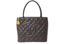 Load image into Gallery viewer, 極美品 CHANEL シャネル ハンドバッグ 復刻トート キャビアスキン マトラッセ ココマーク 5番台 ブラウン ゴールド金具 中古 64075