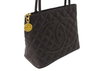 Load image into Gallery viewer, 極美品 CHANEL シャネル ハンドバッグ 復刻トート キャビアスキン マトラッセ ココマーク 5番台 ブラウン ゴールド金具 中古 64075