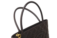Load image into Gallery viewer, 極美品 CHANEL シャネル ハンドバッグ 復刻トート キャビアスキン マトラッセ ココマーク 5番台 ブラウン ゴールド金具 中古 64075