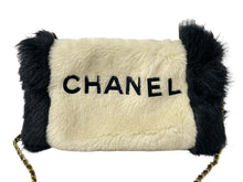 Load image into Gallery viewer, 新品同様 CHANEL シャネル ハンドウォーマー チェーンショルダー ラパンファー ホワイト ブラック ゴールド金具 中古 64140