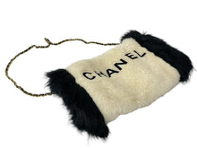 Load image into Gallery viewer, 新品同様 CHANEL シャネル ハンドウォーマー チェーンショルダー ラパンファー ホワイト ブラック ゴールド金具 中古 64140
