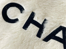 Load image into Gallery viewer, 新品同様 CHANEL シャネル ハンドウォーマー チェーンショルダー ラパンファー ホワイト ブラック ゴールド金具 中古 64140