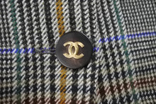 Load image into Gallery viewer, 極美品 CHANEL シャネル チェック ウール ジャケット マルチカラー 21866 アウター ココマーク ロゴ 柄 中古 64146