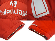 Load image into Gallery viewer, BALENCIAGA バレンシアガ フットボール プリント ロゴ ダウンジャケット レッド 2020AW 642344 TG011 サイズ44 良品 中古 64148