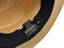Load image into Gallery viewer, 極美品 CHANEL シャネル ココマーク ストロー ハット ベージュ 藁 帽子 ロゴ ブラック 小物 サイズM 中古 64158