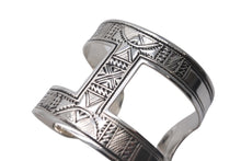 Load image into Gallery viewer, 極美品 HERMES エルメス トゥアレグ PM バングル ブレスレット シルバ−925 重量59.3g アクセサリー ジュエリー 彫刻 入手困難 中古 64257