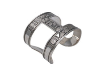 Load image into Gallery viewer, 極美品 HERMES エルメス トゥアレグ PM バングル ブレスレット シルバ−925 重量59.3g アクセサリー ジュエリー 彫刻 入手困難 中古 64257