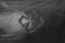 Load image into Gallery viewer, 極美品 CHROME HEARTS クロムハーツ ポーチ コスメティックケース クロスパッチ ダガー ブラック シルバー金具 中古 64296