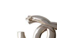 Load image into Gallery viewer, 極美品 CHANEL シャネル ブローチ ココマーク 刻印B23S イタリア製 ゴールド ホワイト ブラック 中古 64305