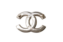 Load image into Gallery viewer, 極美品 CHANEL シャネル ブローチ ココマーク 刻印B23S イタリア製 ゴールド ホワイト ブラック 中古 64305