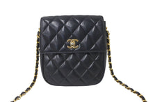 Load image into Gallery viewer, CHANEL シャネル チェーンショルダーバッグ 縦型 1番台 ラムスキン ブラック ゴールド金具 良品 中古 64310