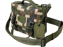 Load image into Gallery viewer, 未使用品 LOUIS VUITTON ルイヴィトン ファレルウィリアムス トレイル・メッセンジャー M24449 中古 64336