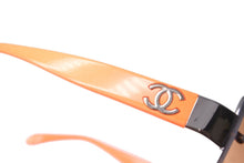 Load image into Gallery viewer, 極美品 CHANEL シャネル サングラス ココマーク リムレス 62☐15 125 4017-B c.168/7H オレンジ ブラウン シルバー金具 中古 64468