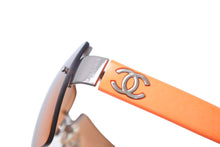 Load image into Gallery viewer, 極美品 CHANEL シャネル サングラス ココマーク リムレス 62☐15 125 4017-B c.168/7H オレンジ ブラウン シルバー金具 中古 64468