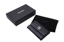 Load image into Gallery viewer, 極美品 CHANEL シャネル カードケース スキーモチーフ ココマーク ラムスキン 28番台 2019年 ブラック シルバー金具 中古 64476