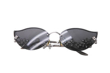 Load image into Gallery viewer, 限定1000本 極美品 LOUIS VUITTON ルイヴィトン キャッツアイ サングラス スワロフスキー 75BR6 サイズ 67□17 135 中古 64485