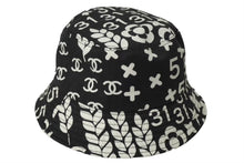 Load image into Gallery viewer, CHANEL シャネル バケットハット サイズM ココマーク スター No.5 カメリア コットン プリント ブラック ホワイト 総柄 美品 中古 64587