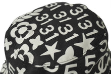 Load image into Gallery viewer, CHANEL シャネル バケットハット サイズM ココマーク スター No.5 カメリア コットン プリント ブラック ホワイト 総柄 美品 中古 64587