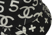 Load image into Gallery viewer, CHANEL シャネル バケットハット サイズM ココマーク スター No.5 カメリア コットン プリント ブラック ホワイト 総柄 美品 中古 64587