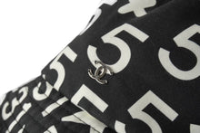Load image into Gallery viewer, CHANEL シャネル バケットハット サイズM ココマーク スター No.5 カメリア コットン プリント ブラック ホワイト 総柄 美品 中古 64587