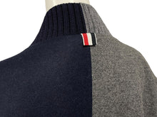Load image into Gallery viewer, ThomBrowne トムブラウン ウールフェルトブルゾンジャケット 4BAR MJO030E-E0040-035 グレー ネイビー サイズ3 美品 中古 64591