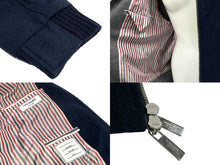 Load image into Gallery viewer, ThomBrowne トムブラウン ウールフェルトブルゾンジャケット 4BAR MJO030E-E0040-035 グレー ネイビー サイズ3 美品 中古 64591
