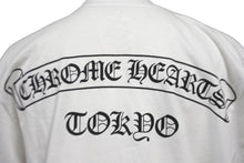 Load image into Gallery viewer, 新品未使用 CHROME HEARTS クロムハーツ 東京限定 プリント 半袖Ｔシャツ ホワイト トップス ロゴ ポケット サイズS 中古 64605